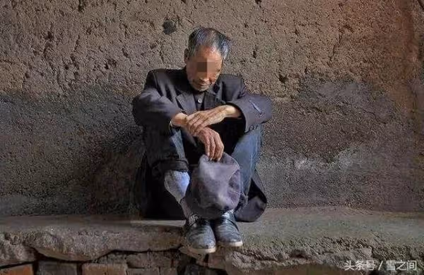 老爸爸假裝往生，女兒仍不回家，逢人就罵女兒不孝，女婿去上香後，老爸爸才知真相
