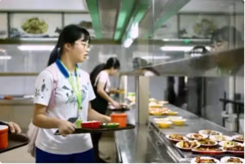 女大生忘帶飯卡,食堂阿姨破例救急,女子為2000元獎金將其舉報