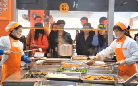 女大生忘帶飯卡,食堂阿姨破例救急,女子為2000元獎金將其舉報