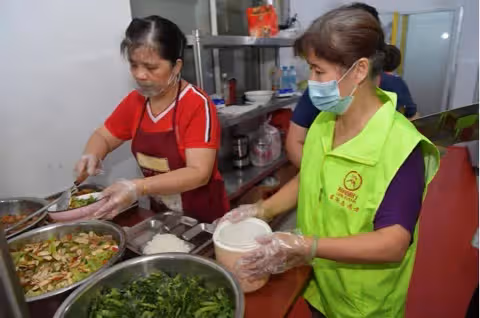 女大生忘帶飯卡,食堂阿姨破例救急,女子為2000元獎金將其舉報