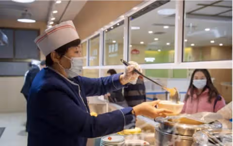 女大生忘帶飯卡,食堂阿姨破例救急,女子為2000元獎金將其舉報