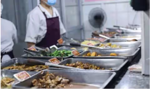 女大生忘帶飯卡,食堂阿姨破例救急,女子為2000元獎金將其舉報