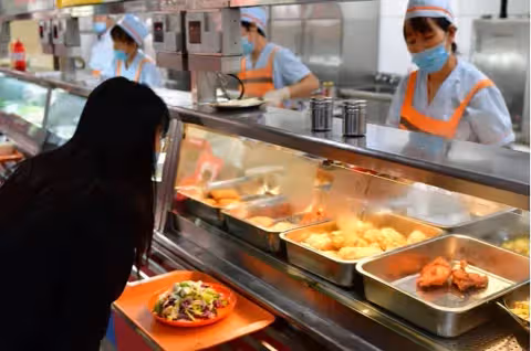 女大生忘帶飯卡,食堂阿姨破例救急,女子為2000元獎金將其舉報