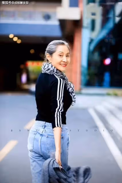 誰說老年人就不會穿?70歲奶奶「最愛牛仔褲」自信模樣爆紅網路「腳踩10cm高跟鞋」舉手投足散優雅「這才是該有的裝扮」