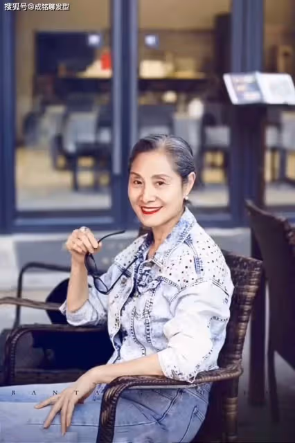誰說老年人就不會穿？70歲奶奶「最愛牛仔褲」自信模樣爆紅網路「腳踩10cm高跟鞋」舉手投足散優雅「這才是該有的裝扮」