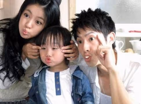16歲小小彬退圈10年複出,和父親上綜藝,肉臉全消「成小鮮肉帥哥」,網友直呼:認不出!