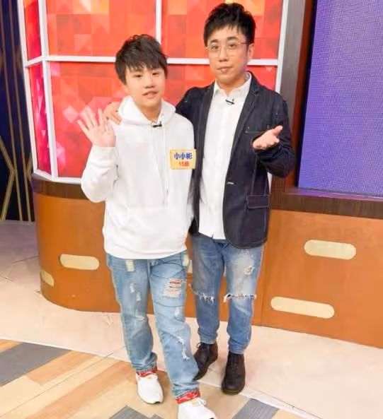 16歲小小彬退圈10年複出,和父親上綜藝,肉臉全消「成小鮮肉帥哥」,網友直呼:認不出!