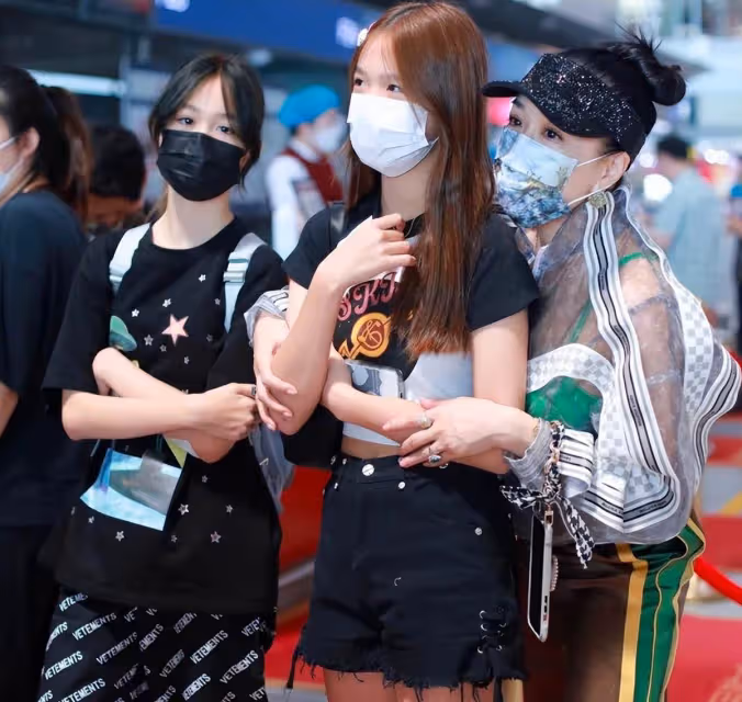 鐘麗緹穿3萬元透視裝現身!倆女兒化妝染髪,跟媽媽個頭一般高