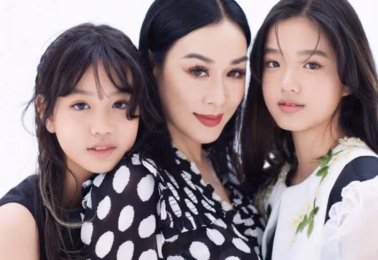 鐘麗緹穿3萬元透視裝現身!倆女兒化妝染髪,跟媽媽個頭一般高