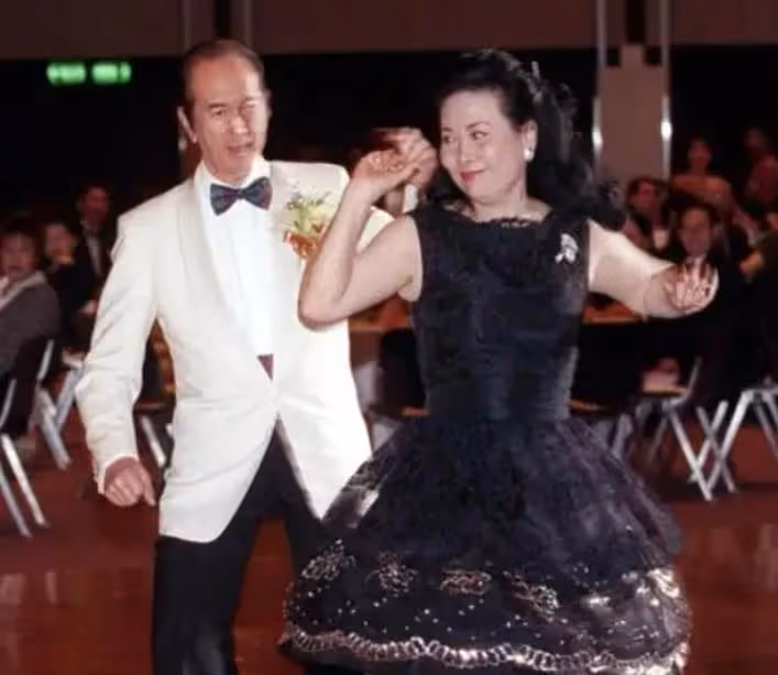 藍瓊纓去世兩月沒下葬,葬禮全權由三個女兒安排,獨子也沒有插手