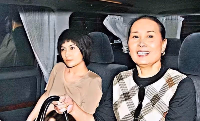 藍瓊纓去世兩月沒下葬,葬禮全權由三個女兒安排,獨子也沒有插手