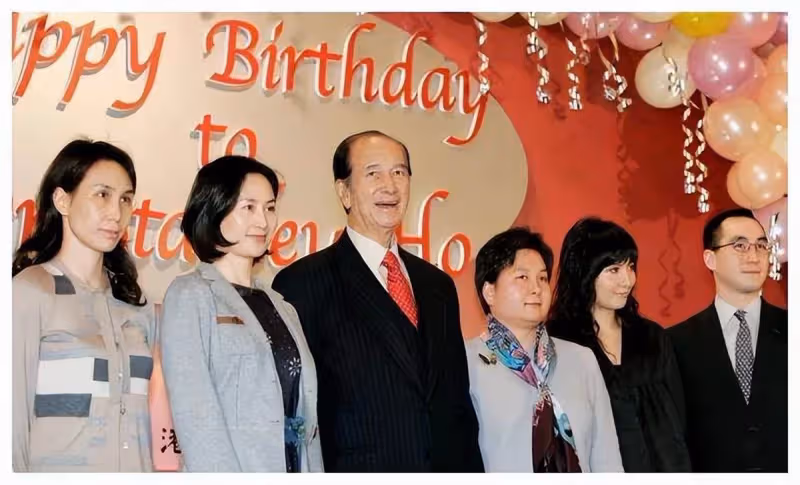 藍瓊纓去世兩月沒下葬,葬禮全權由三個女兒安排,獨子也沒有插手
