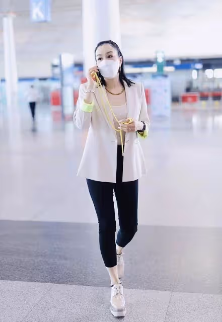 50歲鐘麗緹不服老，大圓領緊身衣配卡其色花苞褲，婀娜多姿有氣質