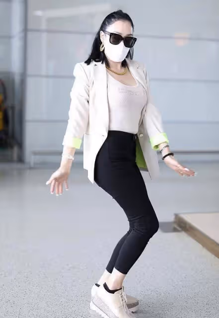 50歲鐘麗緹不服老，大圓領緊身衣配卡其色花苞褲，婀娜多姿有氣質