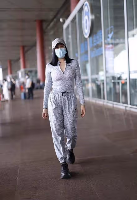 50歲鐘麗緹不服老,大圓領緊身衣配卡其色花苞褲,婀娜多姿有氣質