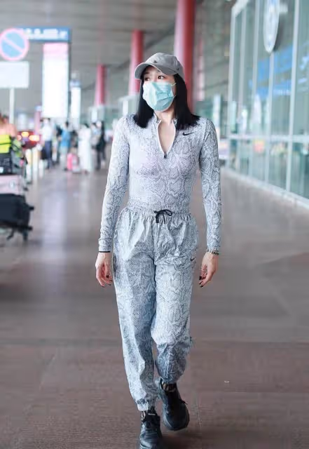 50歲鐘麗緹不服老,大圓領緊身衣配卡其色花苞褲,婀娜多姿有氣質