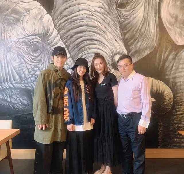 郭美女在婆婆送的豪宅里拍照,似怕冷坐超厚墊子,緊挨老公超甜蜜