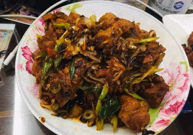 郭美女在婆婆送的豪宅里拍照,似怕冷坐超厚墊子,緊挨老公超甜蜜