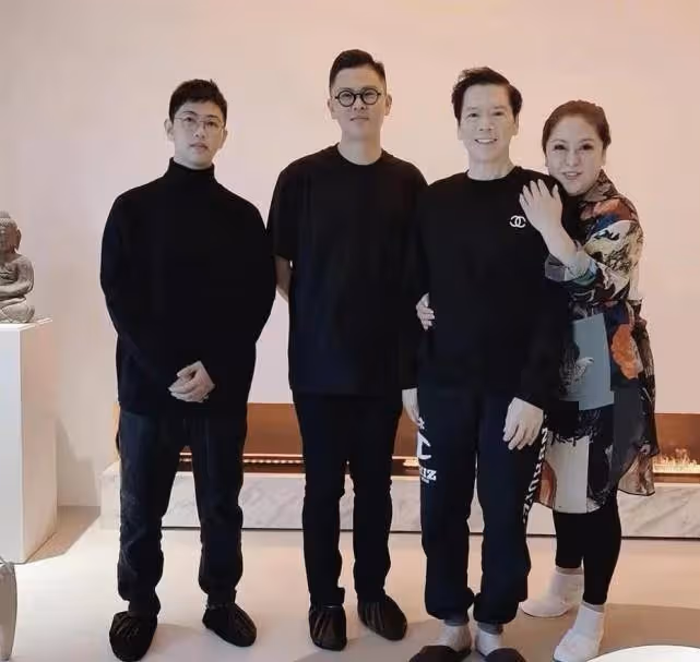郭美女在婆婆送的豪宅里拍照,似怕冷坐超厚墊子,緊挨老公超甜蜜