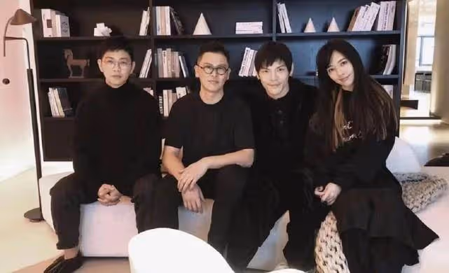 郭美女在婆婆送的豪宅里拍照,似怕冷坐超厚墊子,緊挨老公超甜蜜