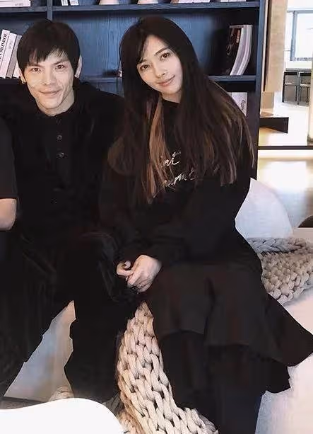 郭美女在婆婆送的豪宅里拍照,似怕冷坐超厚墊子,緊挨老公超甜蜜