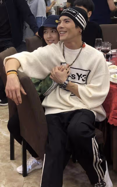 郭美女在婆婆送的豪宅里拍照,似怕冷坐超厚墊子,緊挨老公超甜蜜