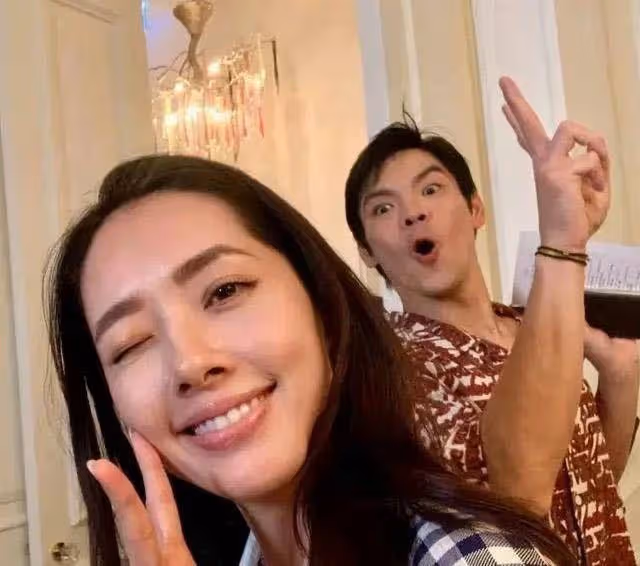 郭美女在婆婆送的豪宅里拍照,似怕冷坐超厚墊子,緊挨老公超甜蜜