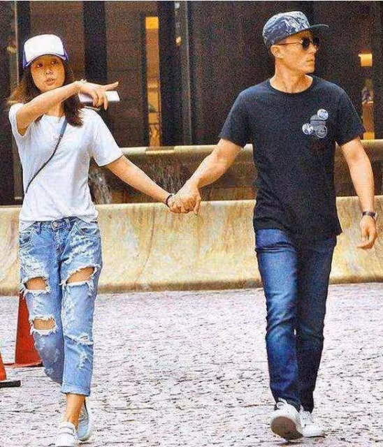 林心如和老公喝交杯酒,霍建華深情表白老婆,林爸生日宴熱鬧非凡