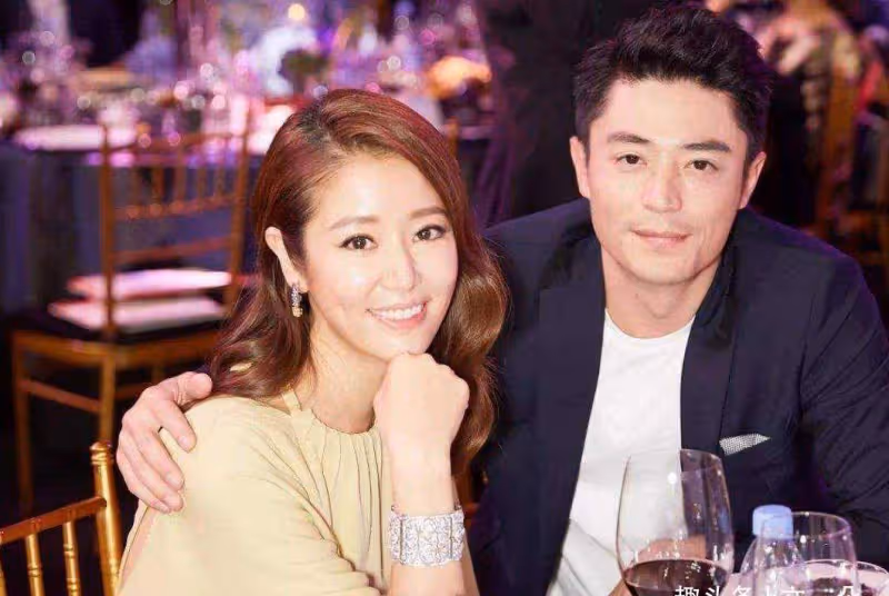 林心如和老公喝交杯酒,霍建華深情表白老婆,林爸生日宴熱鬧非凡