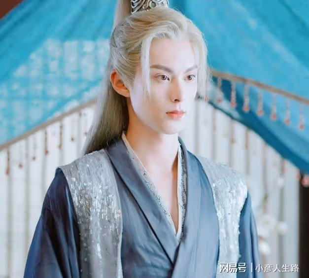同樣都是白髮美男，王鶴棣卻演出了很大區別，全新感受被觀眾認可