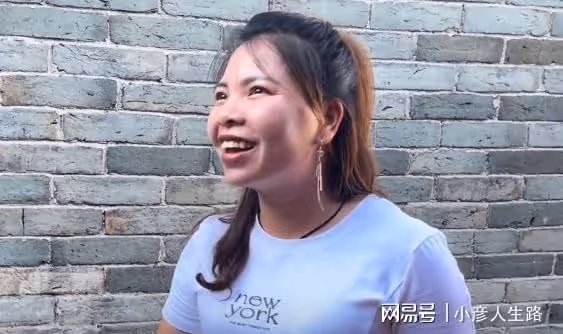 老祖婆成新流量密碼,孫媳直播給其喂飯引爭議,英子一句話說真相