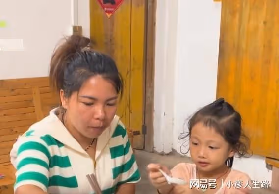 老祖婆成新流量密碼,孫媳直播給其喂飯引爭議,英子一句話說真相