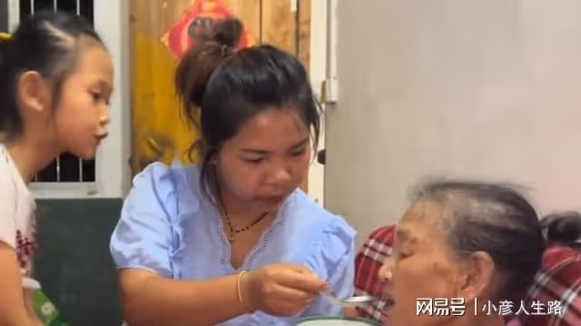 老祖婆成新流量密碼,孫媳直播給其喂飯引爭議,英子一句話說真相