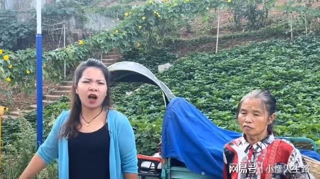 老祖婆成新流量密碼,孫媳直播給其喂飯引爭議,英子一句話說真相