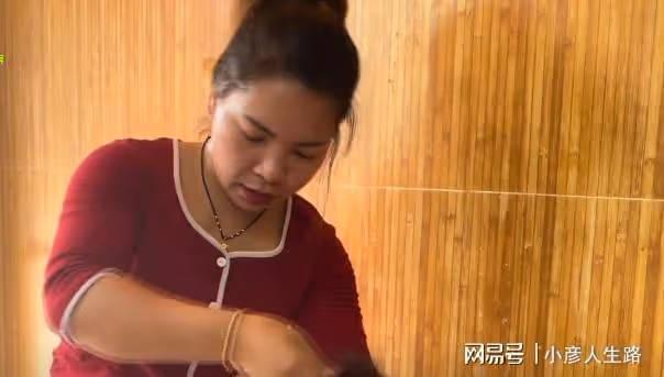 老祖婆成新流量密碼,孫媳直播給其喂飯引爭議,英子一句話說真相