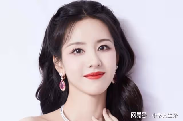 生圖路透大不同,陳都靈眼妝怎麼了?翻車或許更有效果?