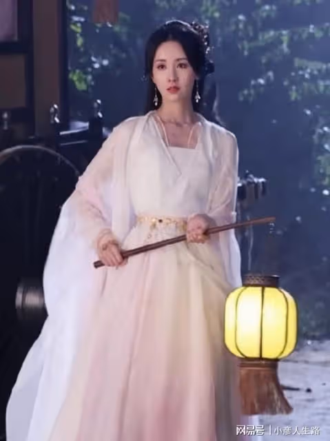 生圖路透大不同,陳都靈眼妝怎麼了?翻車或許更有效果?