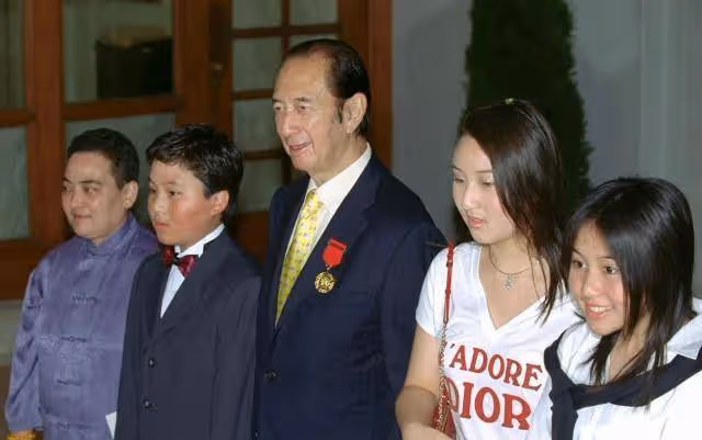 何鴻燊神秘兒子曝光,未曾向外界公布過他的信息,梁安琪及時回應