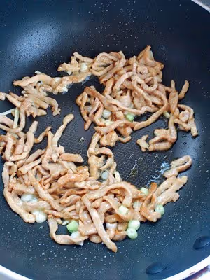 肉絲拉皮