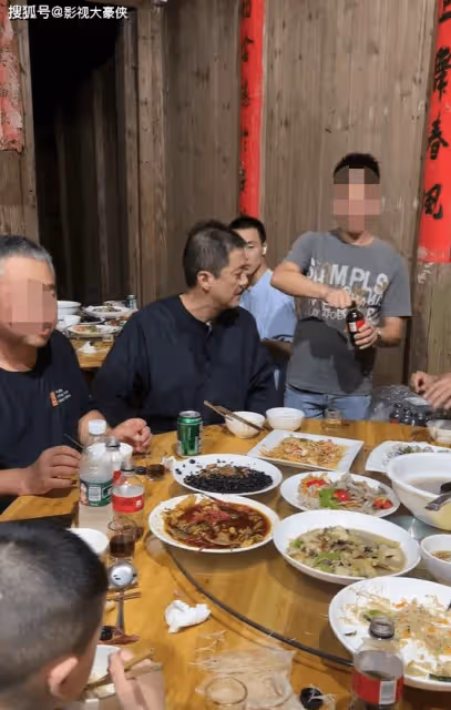 李亞鵬現身農村吃席，喝4元啤酒,隨禮五百引吐槽