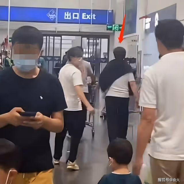 成龍獨自逛超市太悠閒 手臂肌肉緊實明顯