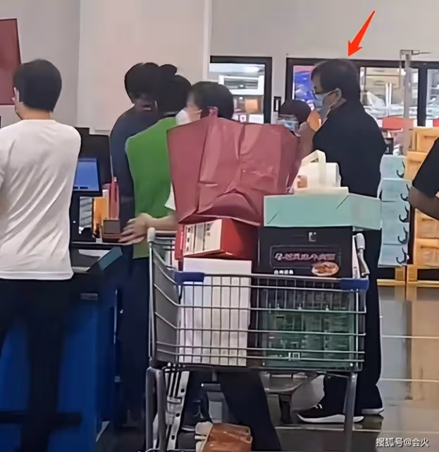 成龍獨自逛超市太悠閒 手臂肌肉緊實明顯