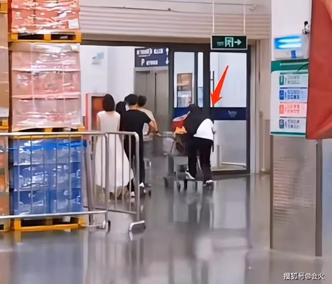 成龍獨自逛超市太悠閒 手臂肌肉緊實明顯