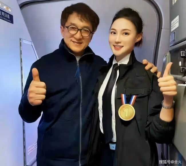 成龍獨自逛超市太悠閒 手臂肌肉緊實明顯