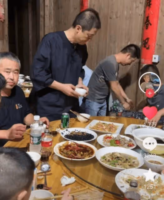 李亞鵬低調現身農村吃席 喝低價啤酒毫無架子