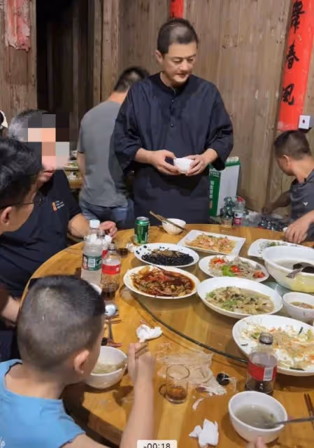 李亞鵬低調現身農村吃席 喝低價啤酒毫無架子