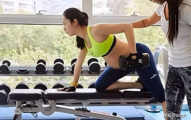 42歲姚晨戴珠寶走紅毯 禮服開叉太高險走光