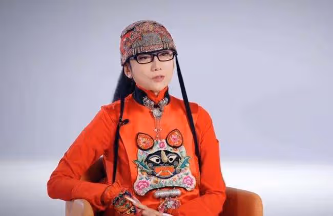 63歲楊麗萍罕見脫帽摘眼鏡 素顏年輕模樣大變