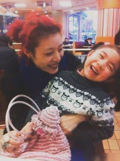 汪峰大女兒跳舞，與親媽葛薈婕梳著親子頭髮