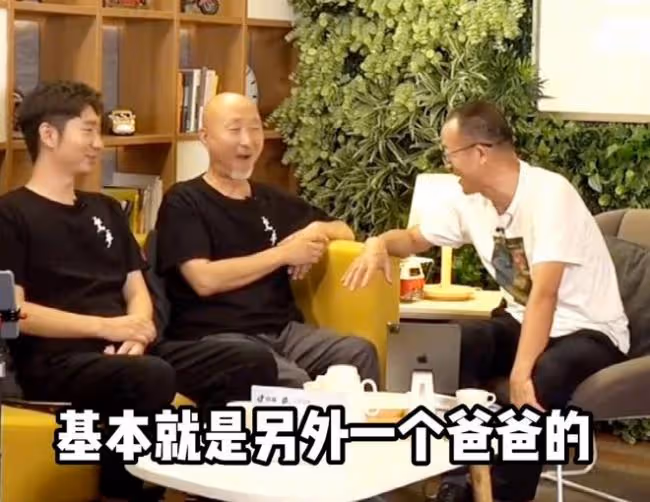 68歲陳佩斯排練戲劇太賣力!多次單膝下跪滑行
